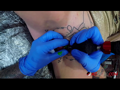 ❤️ E dashura jashtëzakonisht e bërë me tatuazhe, Sully Savage, bëri një tatuazh në klitorisin e saj ️❌ Porno tek ne sq.mrvideospornogratis.ru ❌️